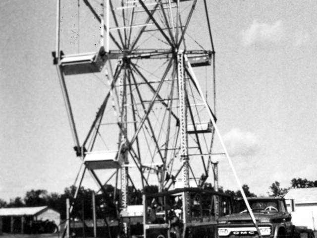 Wondershows owned by Henry Saluk. 44 ft ferris wheel with 24 person capacity