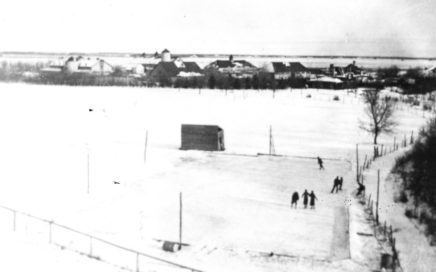 1935Hockey rink in East Selkirk Van Horne Farm in background, taken from CPR water Tank