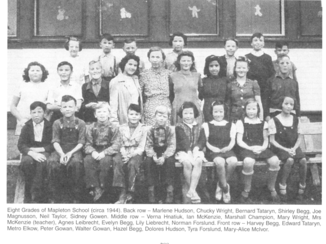 Mapleton School 8 grades 1944