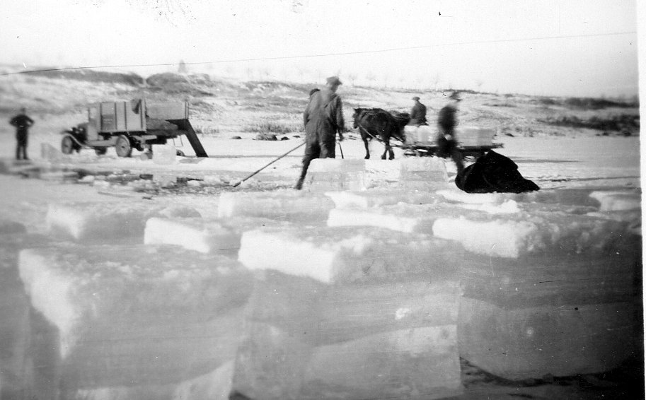 Putting up ice for Skinner's refrigeration at Lockport 1935
